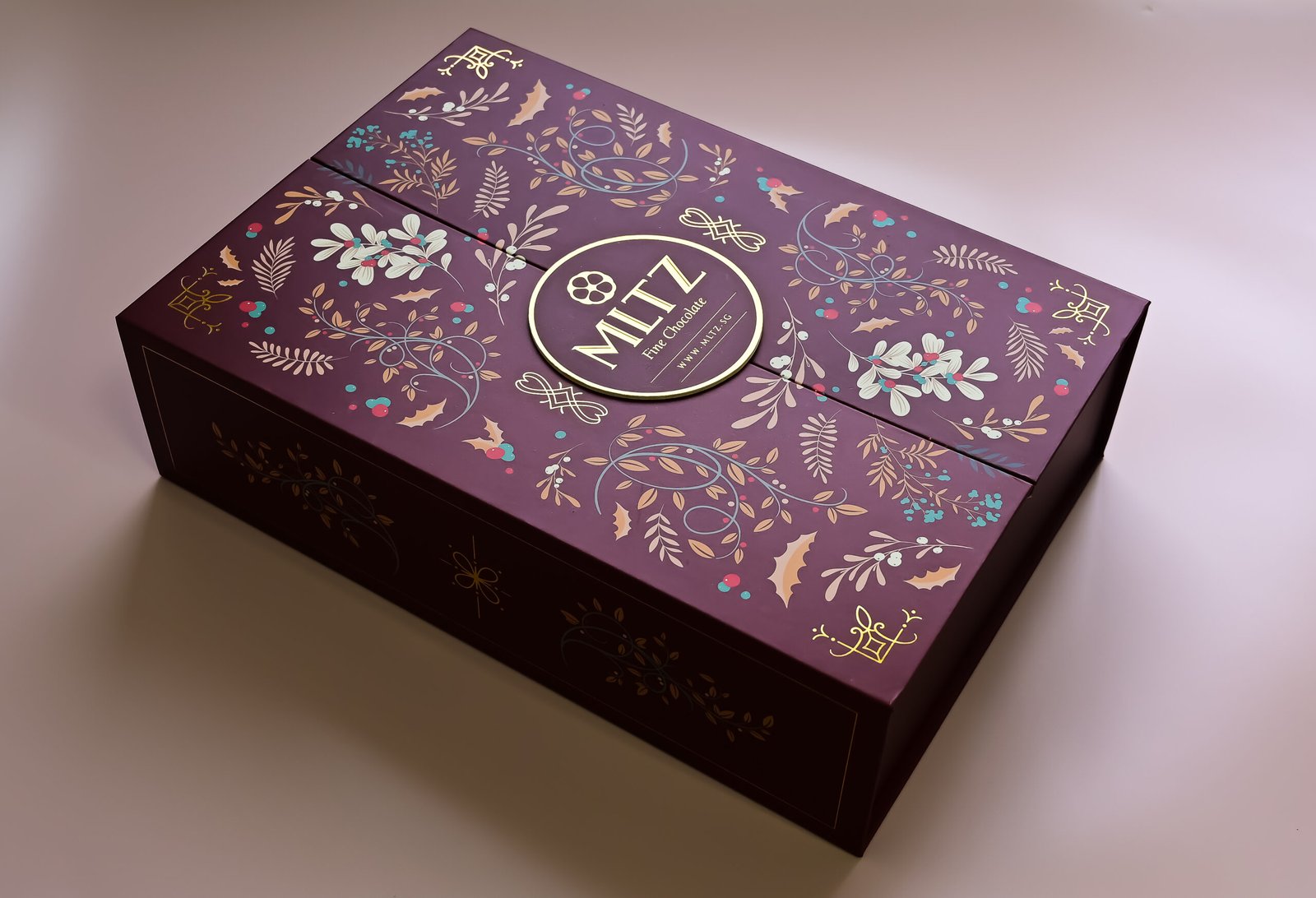 2022 xmas red box outside